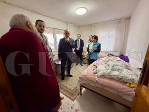 Vali Erol, evde sa�l�k hizmetinden yararlanan vatanda�lar�m�za hane ziyaretinde bulundu